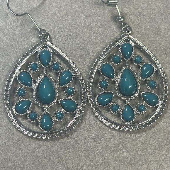 Silver metal and turquoise colored beads make these earrings stunning - Picture 3 of 4